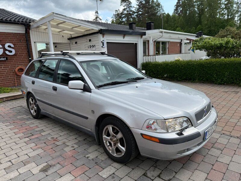 Ljusgrå (grå) Begagnad 2002 Volvo V40 Kombi | 15 900 kr (Marknadspris) - Bild 1/4