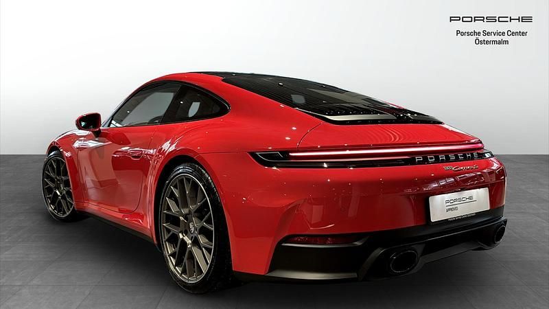 Begagnad Porsche 911 Carrera S 480 HK (353 kW) 2025 Röd