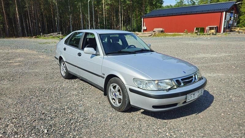 Grå Begagnad 2003 Saab 9-3 Halvkombi | 35 000 kr (Marknadspris) - Bild 1/4