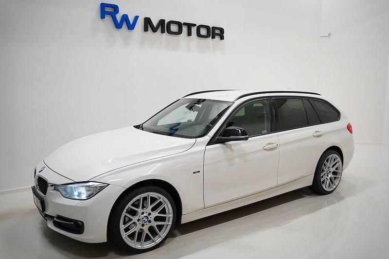 Vit Begagnad 2013 BMW 320 Sport Line Kombi | 119 900 kr (Marknadspris) - Bild 1/4