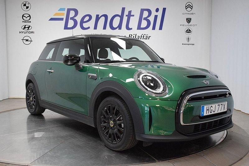 Grön Begagnad 2022 Mini Cooper SE Essential Halvkombi | 219 500 kr (Marknadspris) - Bild 1/3
