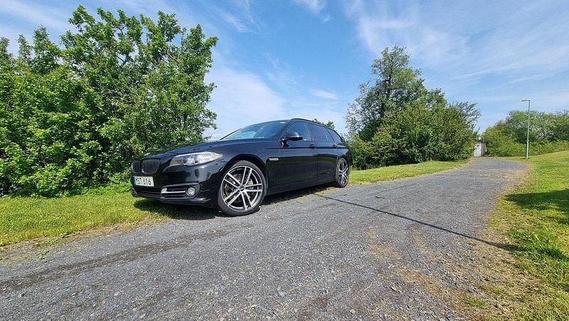 Svart Begagnad 2015 BMW 530 M Sport Kombi | 164 900 kr (Superpris) - Bild 1/4