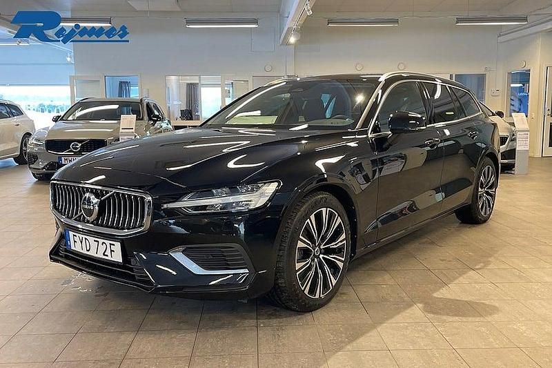 Begagnad Volvo V60 Core 253 HK (186 kW) 2022 Svart Kombi