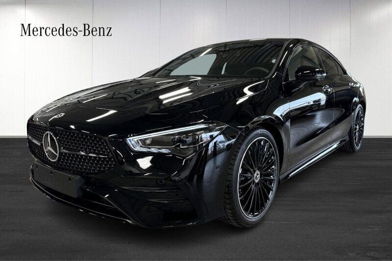 Ny 2025 Mercedes CLA200 Premium Sportkupé | 448 500 kr (Marknadspris) - Bild 1/4