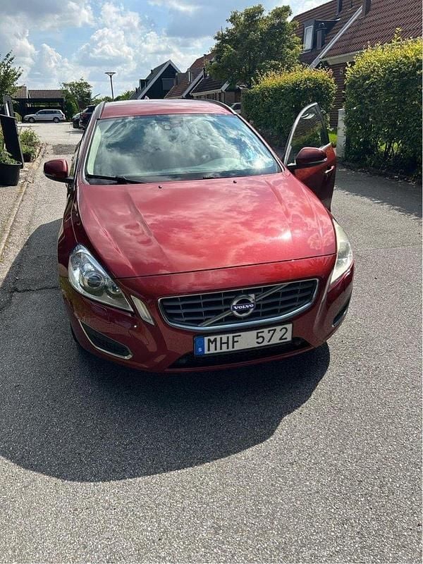 Röd Begagnad 2012 Volvo V60 Momentum Kombi | 45 000 kr (Superpris) - Bild 1/4