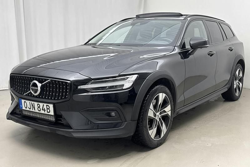 Svart Begagnad 2021 Volvo V60 CC SE Kombi | 219 000 kr (Bra pris) - Bild 1/4