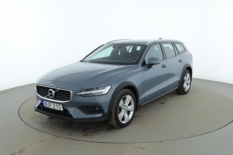 Grå Begagnad 2021 Volvo V60 CC Momentum Kombi | 349 000 kr (Marknadspris) - Bild 1/4