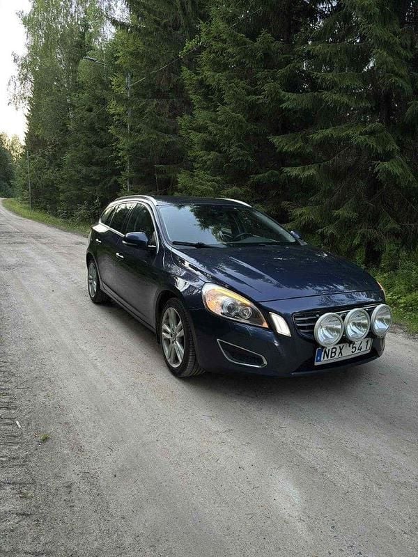 Blå Begagnad 2013 Volvo V60 Summum Kombi | 85 000 kr (Marknadspris) - Bild 1/4