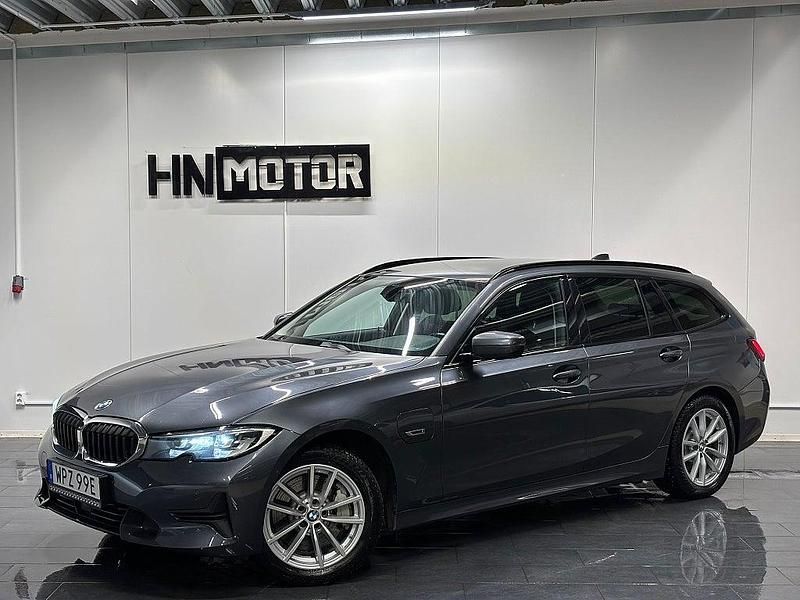 Begagnad BMW 330e Sport Line 184 HK (135 kW) 2022 Grå Kombi