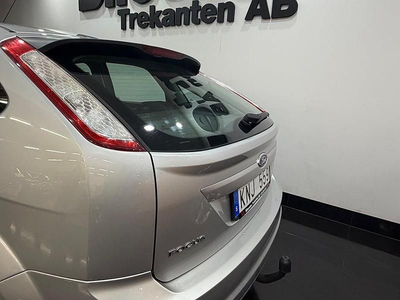 Begagnad Ford Focus Trend 125 HK (91 kW) 2009 Grå Halvkombi