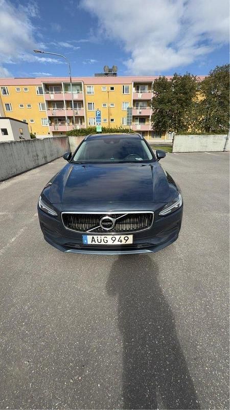 Blå Begagnad 2019 Volvo V90 Momentum Kombi | 235 000 kr (Marknadspris) - Bild 1/4