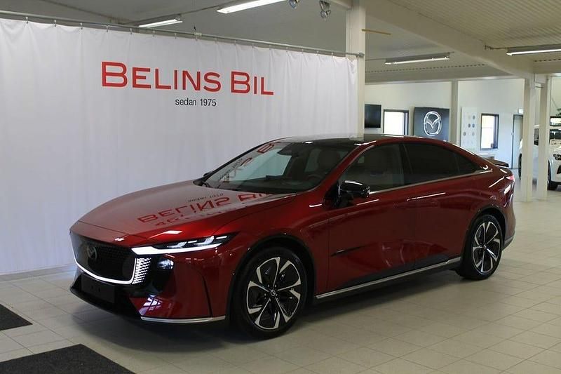 Röd Ny 2025 Mazda 6e Takumi-Line Sedan | 499 700 kr (Marknadspris) - Bild 1/4