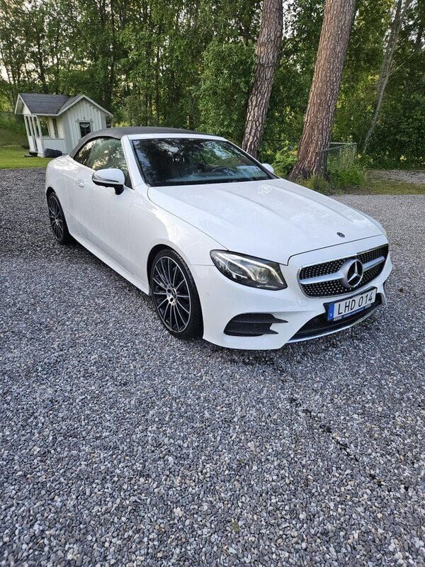 Vit Begagnad 2018 Mercedes E200 AMG line Cab | 415 000 kr (Lite dyr) - Bild 1/4