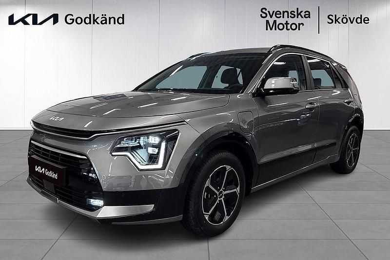 Grå Begagnad 2024 Kia Niro Advance SUV | 399 200 kr (Marknadspris) - Bild 1/4