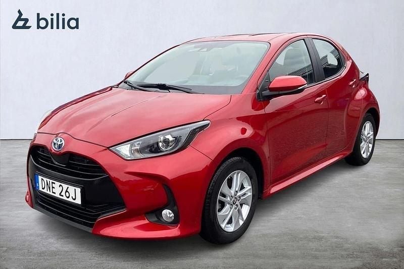 Röd Begagnad 2022 Toyota Yaris Hybrid Active Halvkombi | 234 900 kr (Marknadspris) - Bild 1/4