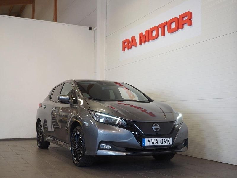 Grå Begagnad 2022 Nissan Leaf 360º Halvkombi | 279 900 kr (Dyr) - Bild 1/4