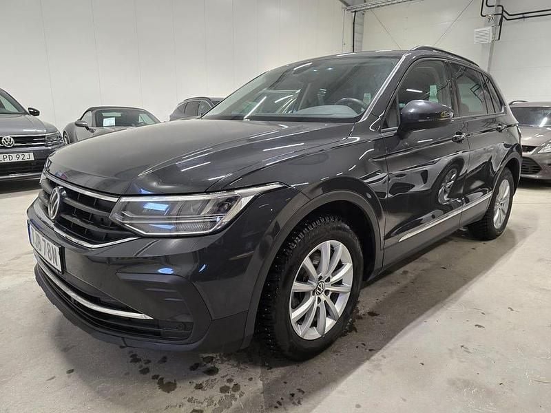 Grå Begagnad 2022 VW Tiguan SUV | 279 500 kr (Marknadspris) - Bild 1/4