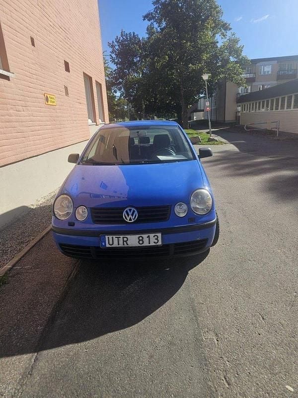 Blå Begagnad 2004 VW Polo Basis Halvkombi | 15 000 kr (Bra pris) - Bild 1/4