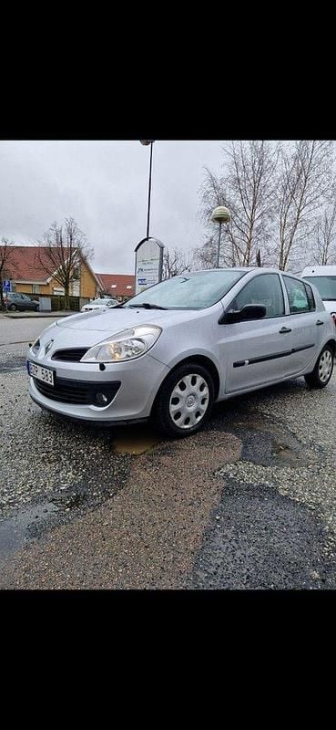 Grå Begagnad 2006 Renault Clio R.S. Halvkombi | 27 000 kr (Marknadspris) - Bild 1/4