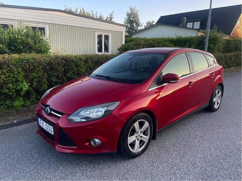 Röd Begagnad 2012 Ford Focus Titanium Halvkombi | 42 900 kr (Bra pris) - Bild 1/4