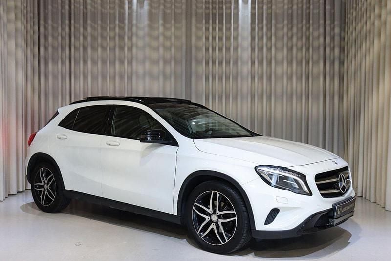Vit Begagnad 2016 Mercedes GLA200 SUV | 199 900 kr (Marknadspris) - Bild 1/4