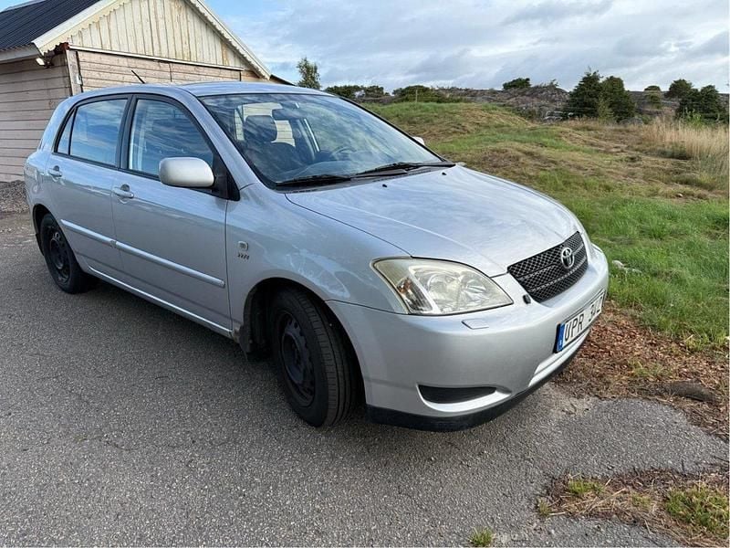 Silver Begagnad 2003 Toyota Corolla Halvkombi | 19 500 kr (Superpris) - Bild 1/4