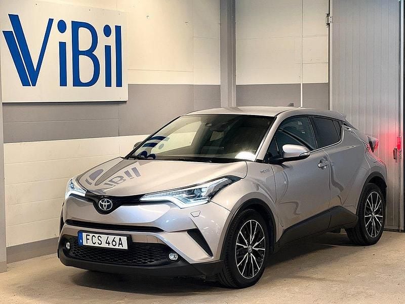 Mörkgrå Begagnad 2019 Toyota C-HR Executive SUV | 218 900 kr (Marknadspris) - Bild 1/4