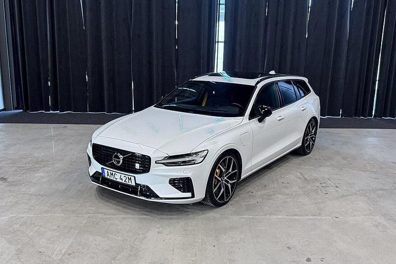 Vit Begagnad 2020 Volvo V60 Kombi | 469 900 kr - Bild 1/4
