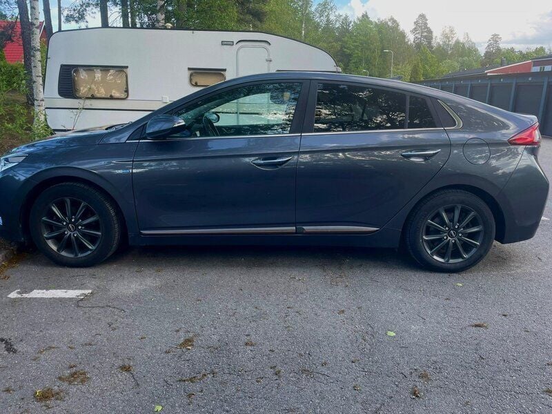 Grå Begagnad 2019 Hyundai Ioniq Premium Sedan | 129 000 kr (Bra pris) - Bild 1/3