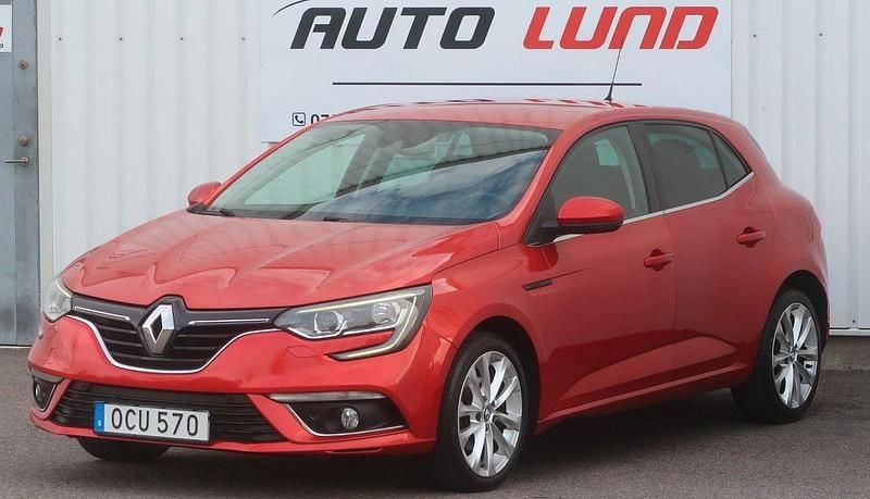 Röd (rödmetallic) Begagnad 2016 Renault Mégane III Halvkombi | 79 900 kr (Marknadspris) - Bild 1/4