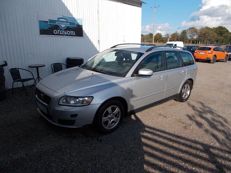 Ljusgrå Begagnad 2008 Volvo V50 Kinetic Kombi | 24 900 kr (Marknadspris) - Bild 1/4
