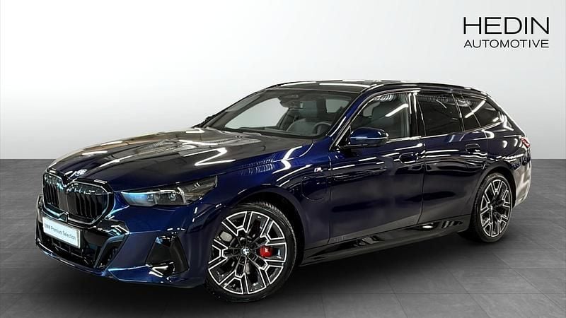 Begagnad 2025 BMW 550 M Sport Kombi | 948 700 kr - Bild 1/4