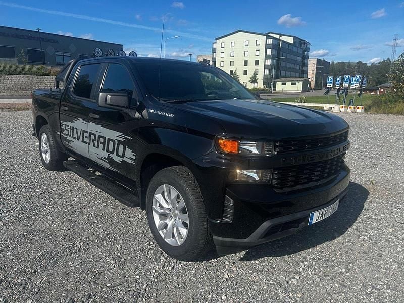 Svart Begagnad 2020 Chevrolet Silverado Van | 374 900 kr - Bild 1/4