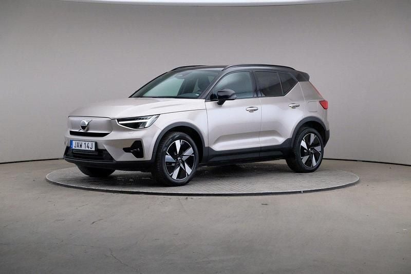 Ljusgrå Begagnad 2024 Volvo XC40 Plus SUV | 409 000 kr (Superpris) - Bild 1/4