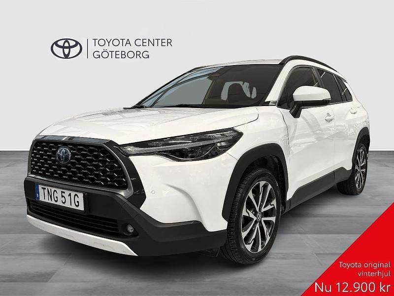 Vit Begagnad 2022 Toyota Corolla Cross SUV | 369 900 kr (Marknadspris) - Bild 1/2