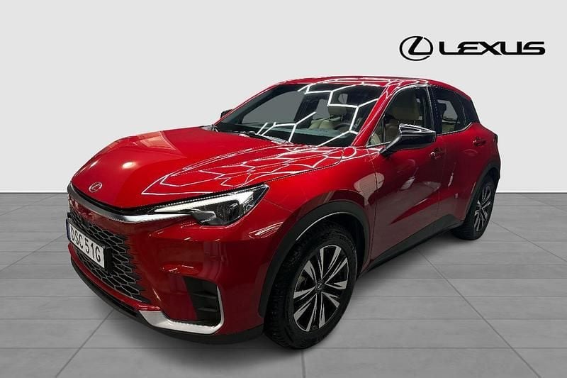 Röd Begagnad 2024 Lexus LBX SUV | 349 900 kr (Marknadspris) - Bild 1/4