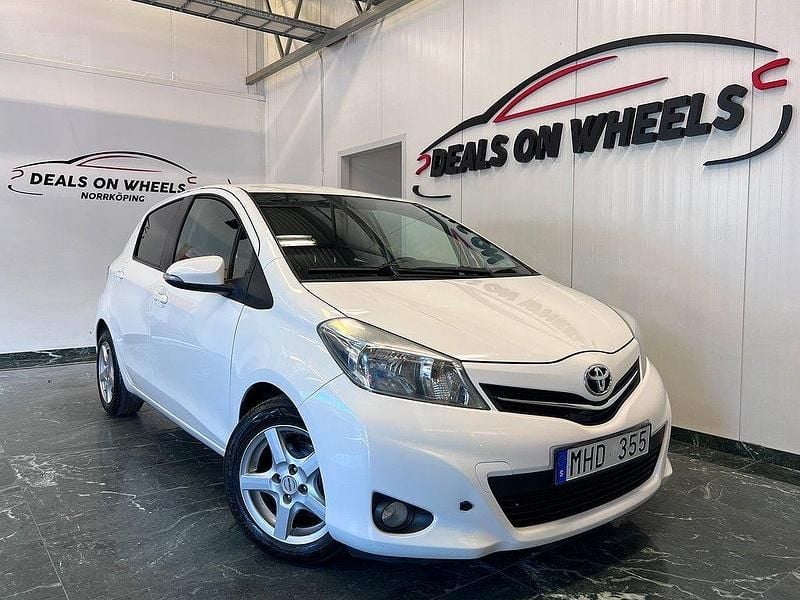 Vit Begagnad 2011 Toyota Yaris Active Halvkombi | 74 900 kr (Marknadspris) - Bild 1/4