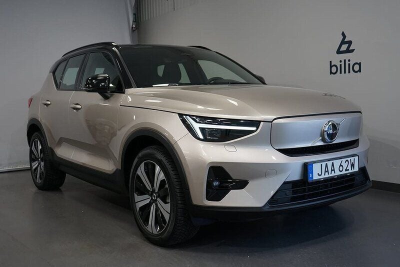 Ljusgrå Begagnad 2022 Volvo XC40 Plus SUV | 379 900 kr - Bild 1/3