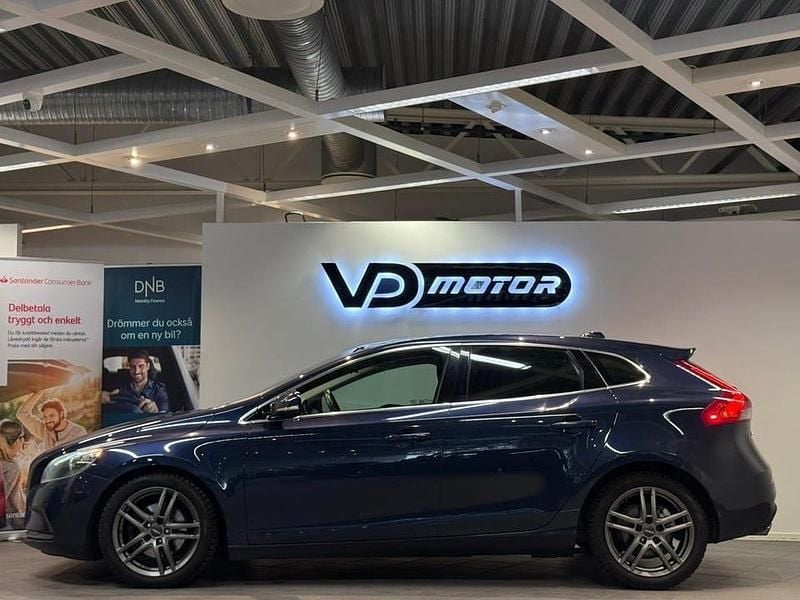 Begagnad Volvo V40 Momentum 180 HK (132 kW) 2013 Blå Halvkombi