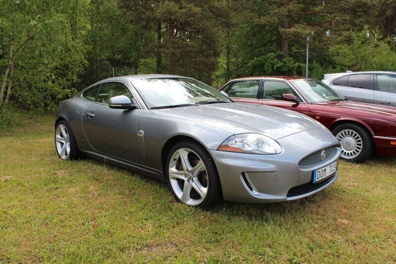 Grå Begagnad 2010 Jaguar XK Sportkupé | 269 000 kr (Lite dyr) - Bild 1/4