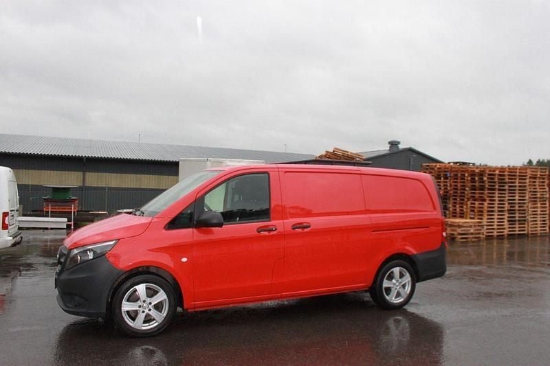 Röd Begagnad 2018 Mercedes Vito Minibuss | 206 250 kr (Marknadspris) - Bild 1/4