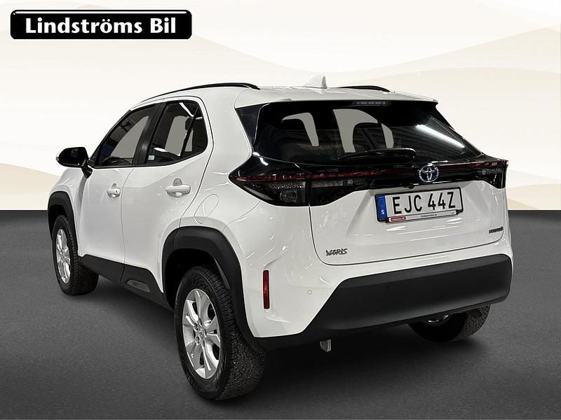Begagnad Toyota Yaris 2023 Vit Halvkombi