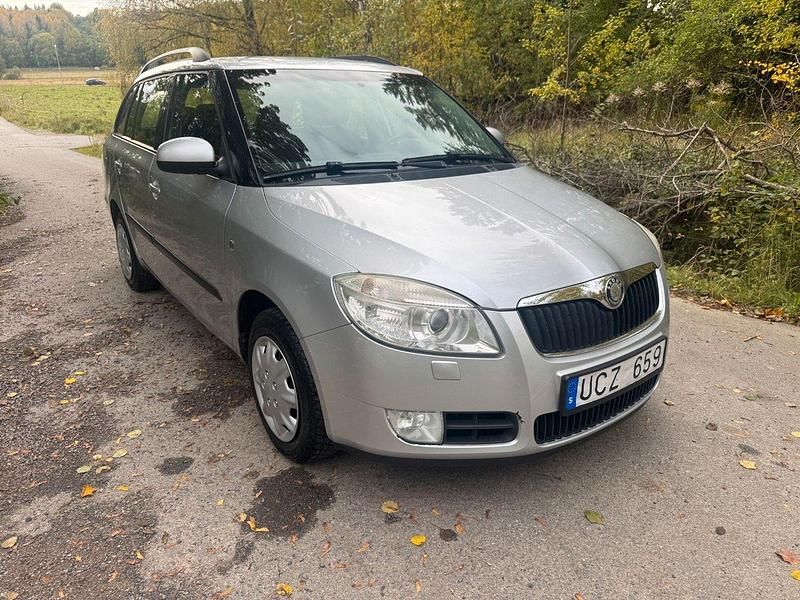 Grå Begagnad 2009 Skoda Fabia Halvkombi | 14 900 kr (Superpris) - Bild 1/4