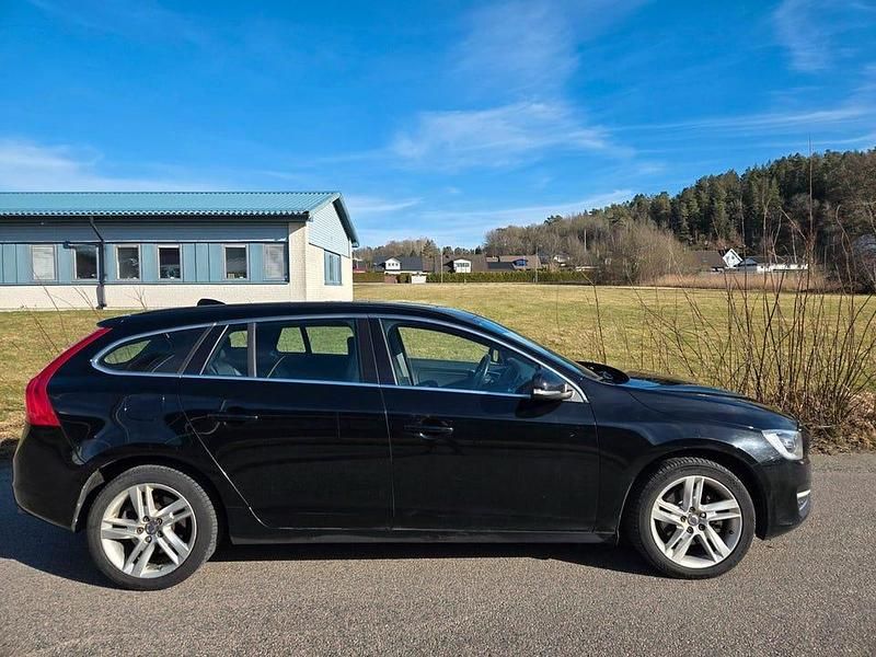 Begagnad Volvo V60 Momentum 191 HK (140 kW) 2016 Svart Kombi