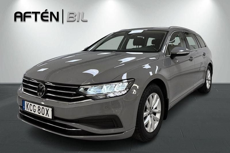 Grå Begagnad 2023 VW Passat Kombi | 284 800 kr (Marknadspris) - Bild 1/3