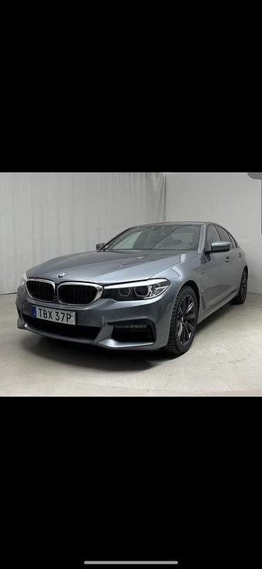 Blå Begagnad 2019 BMW 530e iPerformance Sedan | 248 000 kr (Marknadspris) - Bild 1/4