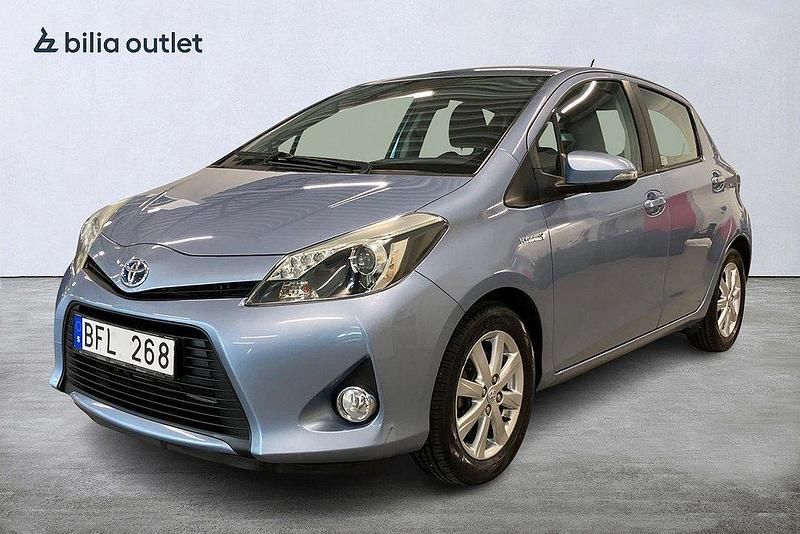 Blå Begagnad 2013 Toyota Yaris Hybrid Active Halvkombi | 119 000 kr (Marknadspris) - Bild 1/4