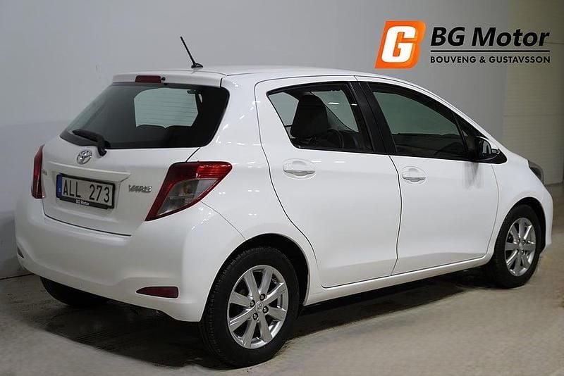 Begagnad Toyota Yaris Active 99 HK (72 kW) 2013 Vit Halvkombi