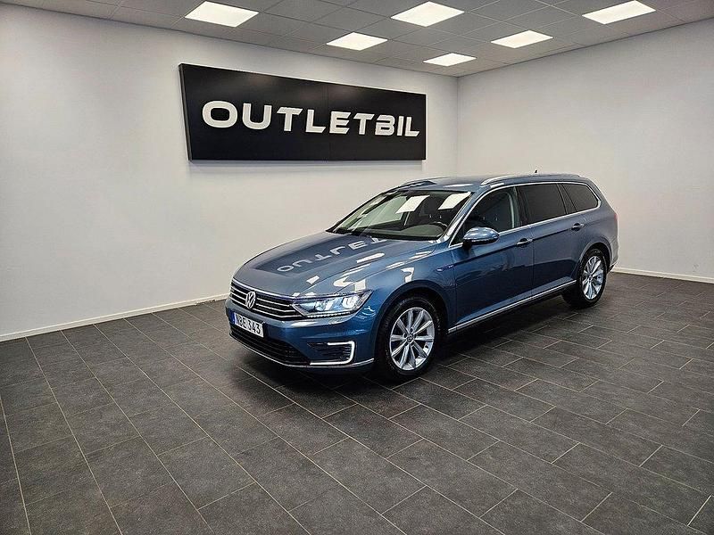 Blå Begagnad 2016 VW Passat GTE Kombi | 159 000 kr (Marknadspris) - Bild 1/4
