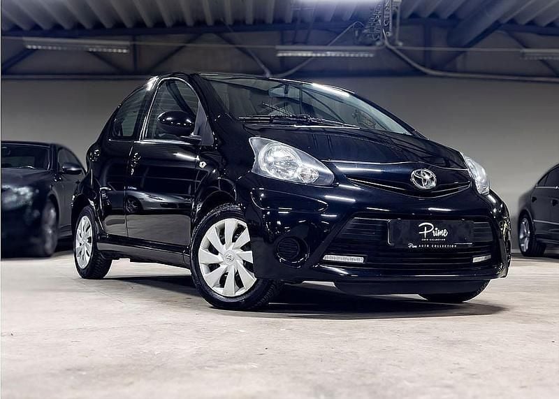 Svart Begagnad 2014 Toyota Aygo Halvkombi | 74 900 kr (Marknadspris) - Bild 1/4